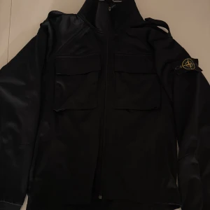 Mörkblå overshirt från Stone Island  - Snygg och stilren overshirt från Stone Island i klassiskt svart. Perfekt balans mellan skjorta och jacka – funkar året runt. Äkta produkt med märkets ikoniska kompassmärke på ärmen. I mycket fint skick, använd sparsamt. Pris kan diskuteras vid snabb affär!! Nypris är 5000kr