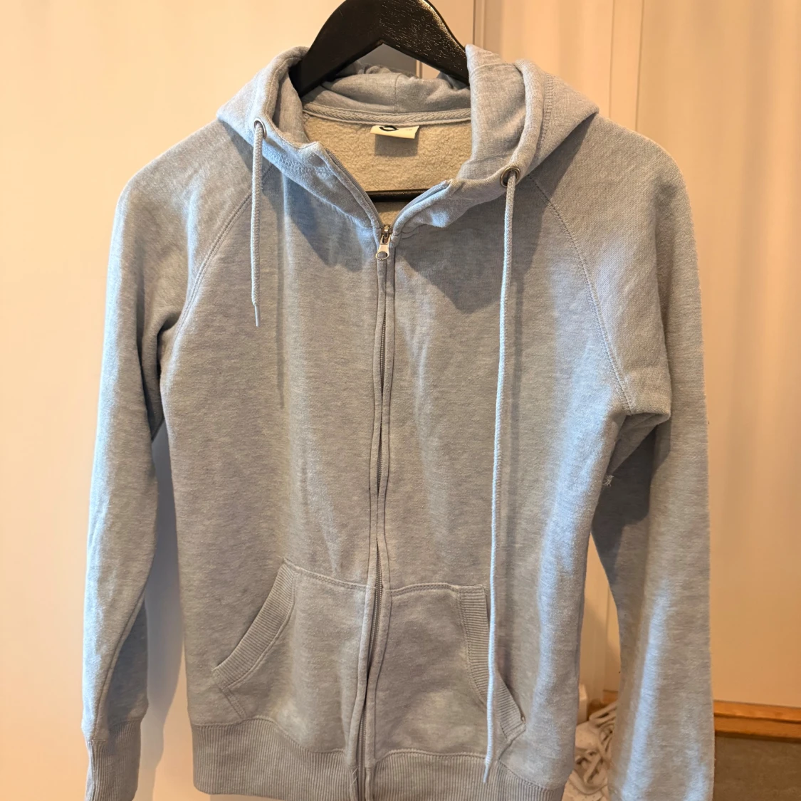 Ljusgrå hoodie med dragkedja XS