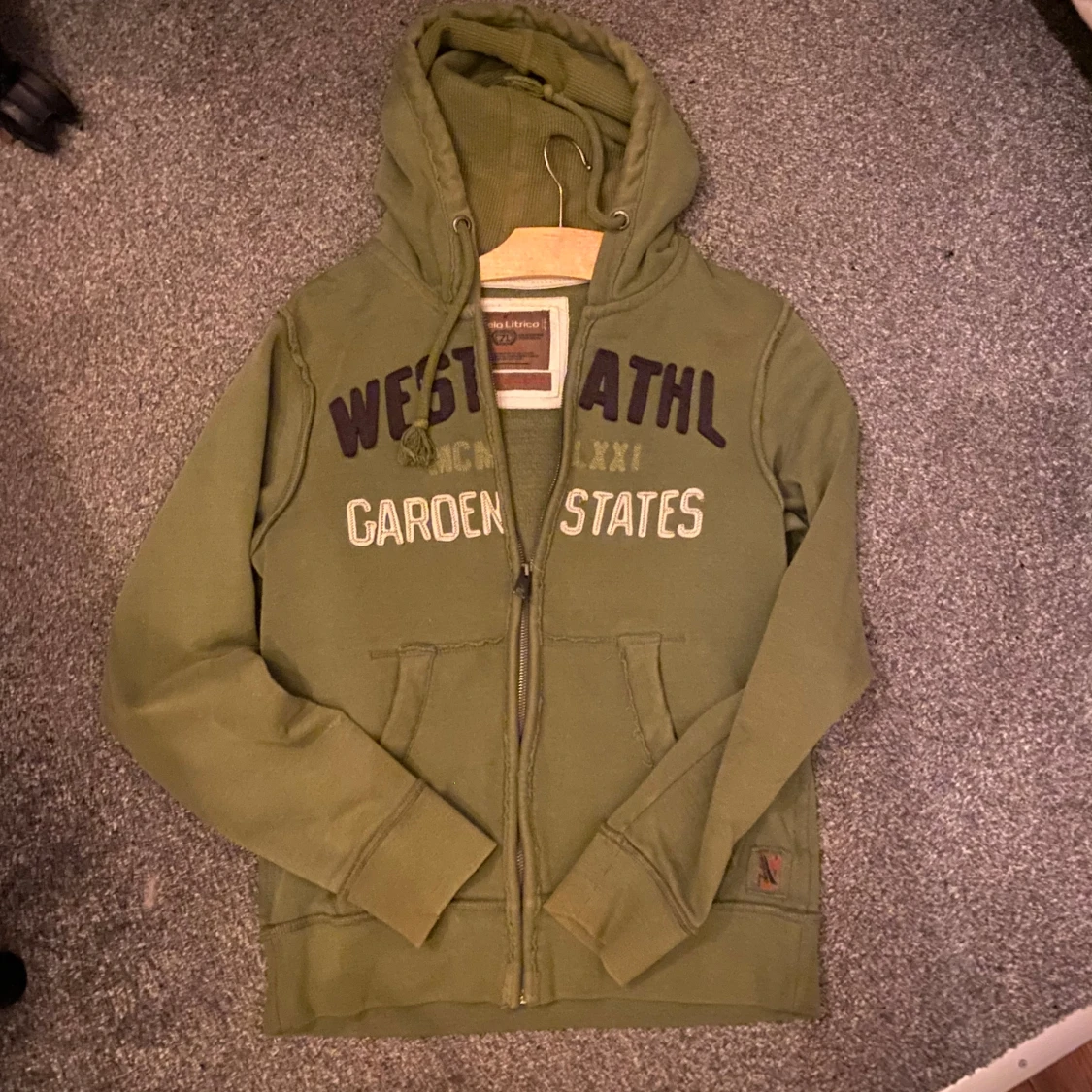 Olivgrön hoodie från Angelo Litrico