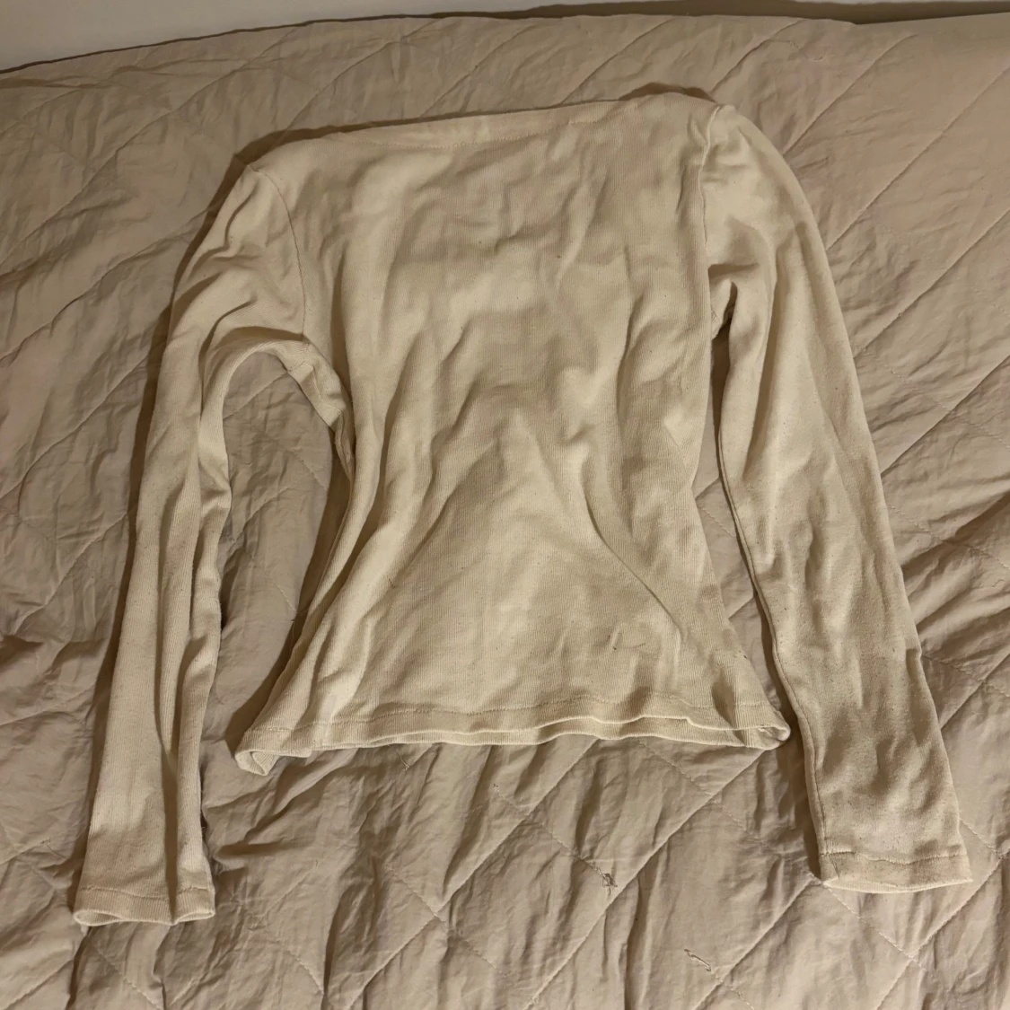 Beige långärmad topp med fyrkantig hals - 1