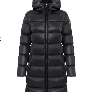 Svart lång dunjacka med huva - Säljer en svart, lång dunjacka från Save The Duck med huva och dragkedja framtill. Jackan har en quiltad design och är perfekt för kalla dagar. Den har långärmade ärmar och en stilren look som passar till det mesta.