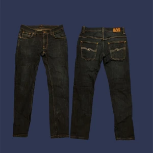 Nudie jeans - Väldigt snygga nudie jeans med snygg nudie sydda mönster färg på baksidan😁perfekta för dig mellan 173-182