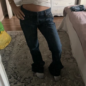 as coola express jeans - low waist bootcut jeans ifrån Express, råkade beställa i fel storlek och de sitter baggy på mig. Ser dock väldigt bra ut som baggy, men har liknande jeans. midjemått: 34 cm, innerbenslängd: 83 ungefär