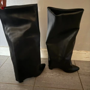 Skinn boots - Hej! Säljer mina skinn boots som jag aldrig använt. Dom har inga defekter och passar för 38/39