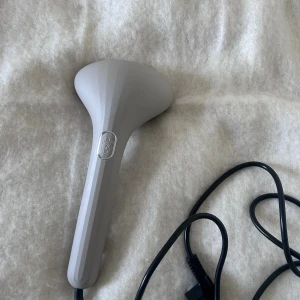 Handhållen steamer - Helt ny!!! Väldigt bra! Fick i födelsedags present men har redan en. Smidig handhållen steamer i grått, perfekt för att snabbt fräscha upp kläder. Utrustad med vattentank och enkel knapp för användning. Ser ut att vara i mycket gott skick utan synligt slitage eller defekter. Perfekt för resor eller hemmabruk.