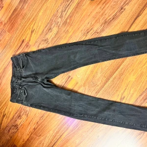 Svarta skinny jeans från Philipp Plein - Svarta jeans från Philipp Plein i skinny fit med klassisk femficksdesign och snygga kontrastsömmar i rött och blått. Tillverkade i bomull med en liten mängd elastan för extra stretch och bekvämlighet. Perfekta för dig som gillar en smal siluett.