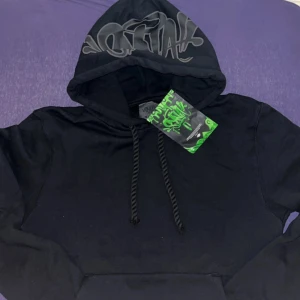 Svart hoodie från syna world - Syna world hoodie.