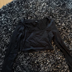 Svart croppad långärmad topp från SHEIN - Populär Svart croppad topp från SHEIN i storlek S. Toppen har långa ärmar, fyrkantig halsringning och är tillverkad i ribbad polyester. Som ny💗