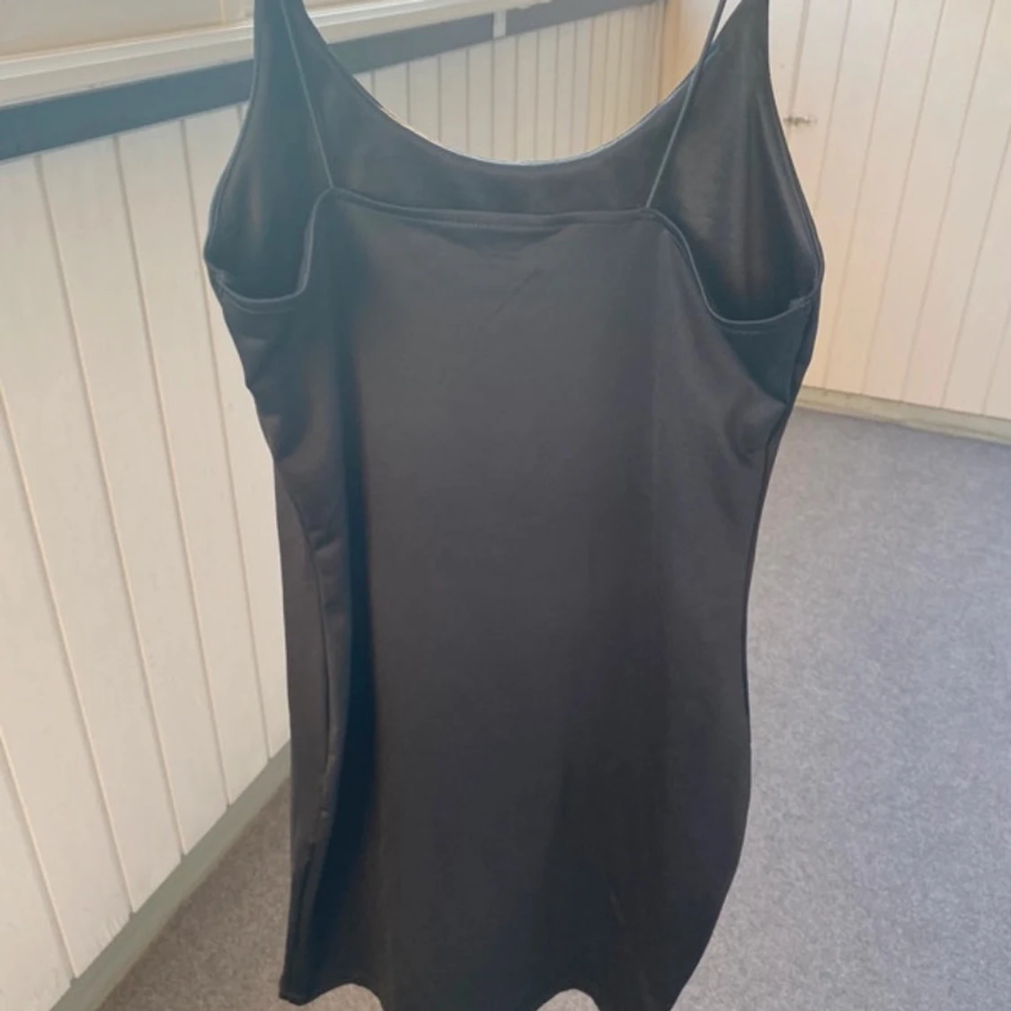 Svart långklänning med smala axelband - 1