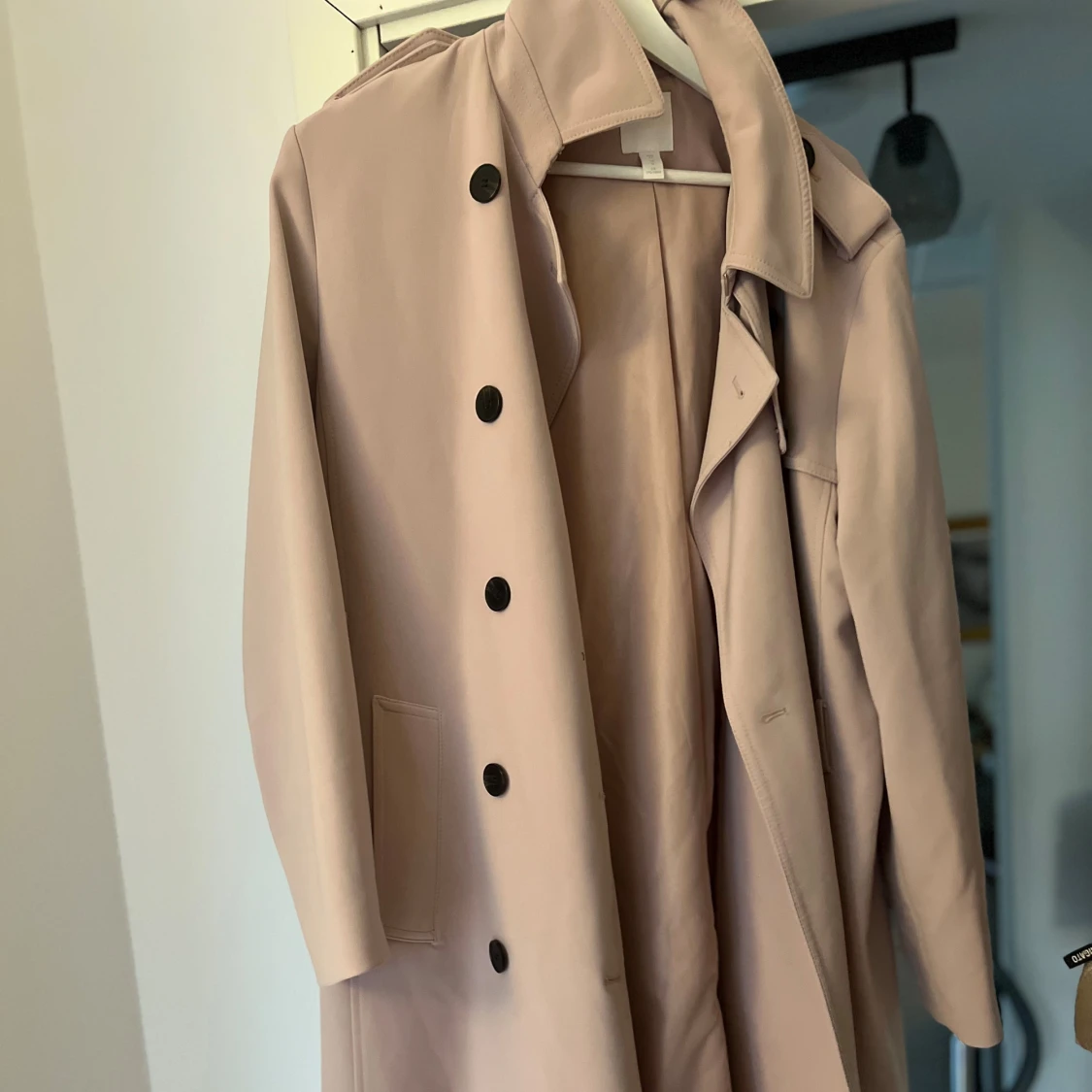 Ljusrosa trenchcoat med svarta knappar - 1