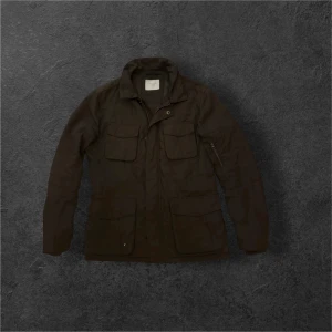 Fieldjacket från Selected Homme - Stilren field jacket från Selected Homme i storlek L! Jackan är i super bra skick och har knappast använt den då jag vill byta ut den mot något annat! Mörkgrön och har massor med fickor, inte bara på utsidan men också på insidan! Har ni några frågor är det bara att skicka ett PM! Mvh