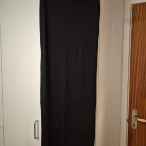 Lång svart kjol - Endast använd 2 gånger, inga tecken på användning. Säljer då den är för lång på mig som är 163