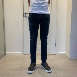 Replay Anbass Hyperflex Jeans  - Säljer nu dessa Replay Anbass Hyperflex jeans i mörkblå/svart färg, W30 o L32, skriv för fler bilder/frågor🙌🏼