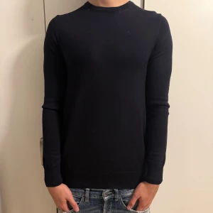 J. Lindeberg merinoull tröja Mörkblå - En stilren mörkblå 100% merinoull från J.Lindeberg i storlek M men passar som S också. Tröjan har rund halsringning och långa ärmar och funkar till det mesta. Nyskick använd max 5 gånger, nypris-1300 mitt pris 500.