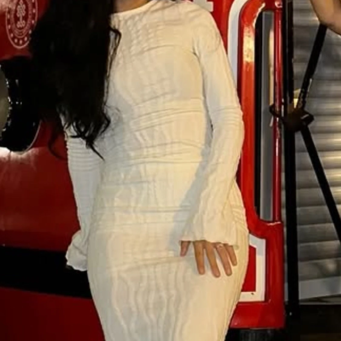 Vit långärmad figurnära klänning