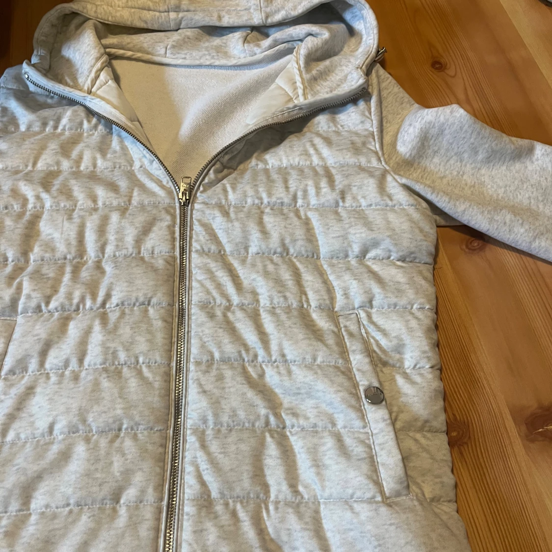 Ljusgrå cardigan pufferjacka med huva - 1