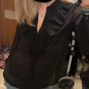 Svart blus  - Svart blus storlek 36 