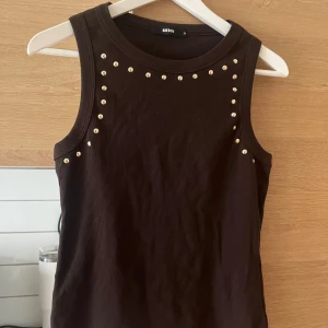 Linne med guldiga detaljer - Superfint och unikt linne med guldiga knappar. Har tyvärr aldrig kommit till användning och är helt ny inprincip! 