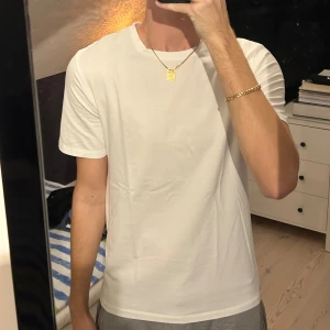 Vit basic t-shirt från Zara - En clean och stilren vit t-shirt från Zara i mjuk bomull