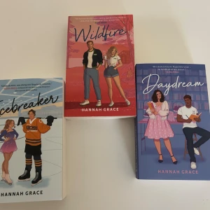 Icebreaker, Wildfire och Daydream - Icebreaker-triologin av Hannah Grace.                          Alla tre böcker är i fint skick och Daydream är oläst. Alla ryggar är hela! På svenska.