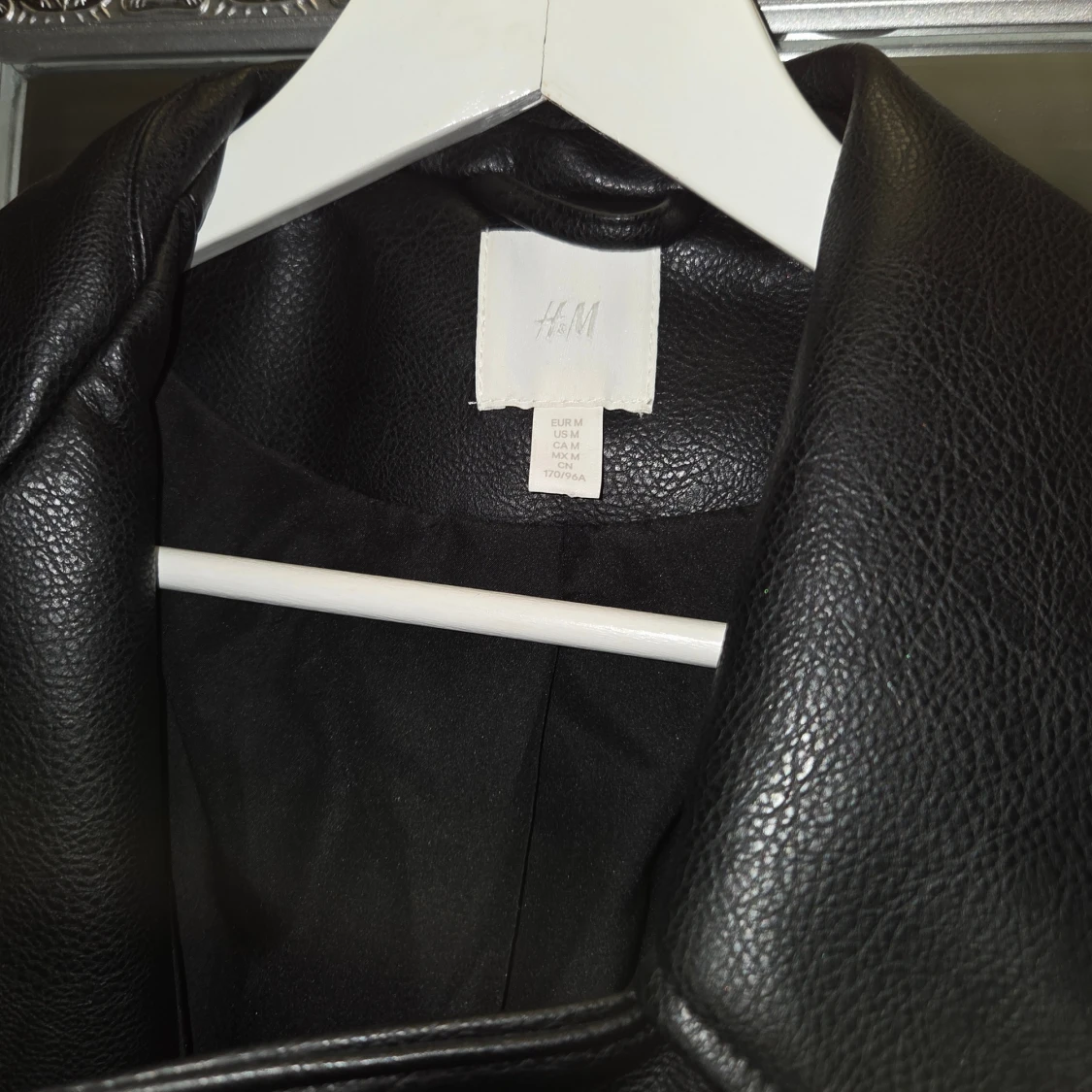 Svart skinnjacka från H&M - 1