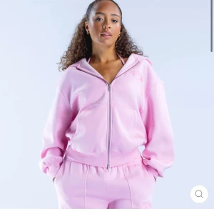 Rosa mjukisbyxor från DFYDA - Säljer ett set med ljusrosa mjukisbyxor och zip hoodie från DFYNE. båda är helt oanvända och kommer att skickas i deras förpackningar. Perfekta för en chill och avslappnad look. För mer bilder är det bara att höra av sig💕