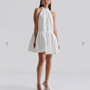 Studenklänning  - Superfin studenklänning  med halterneck från By Malina🫶🏻Säljer eftersom jag inte vill ha den och returtiden gick ut.. Den är endast provad fåtal gånger och ligger i sin orginalförpackning med lapp kvar. Köpte för 1450 men säljer för 1200💕