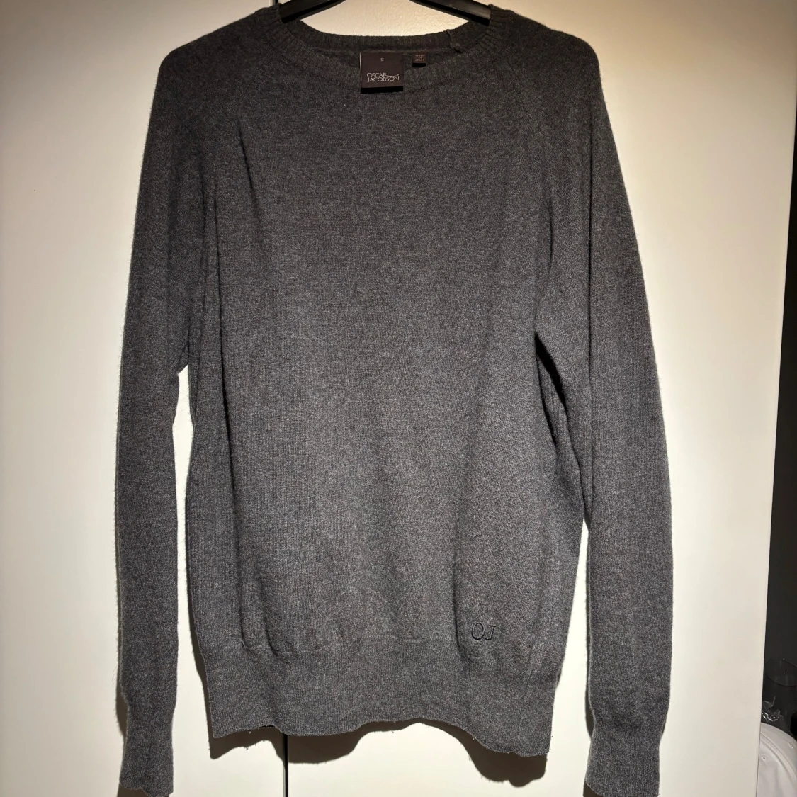 Grå stickad tröja Oscar Jacobson - 1