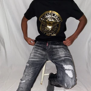 Balmain t shirt strl S - Helt ny. Fin replika med grym kvalitét. Modellen är 175cm lång och bär storlek S. Normal i passformen. Pris: 999kr. Först till kvarn som gäller. Skickas direkt inom 24h