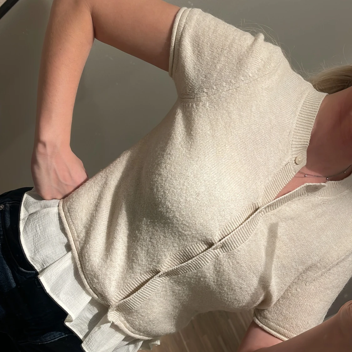 Beige kortärmad kofta från DIVIDED