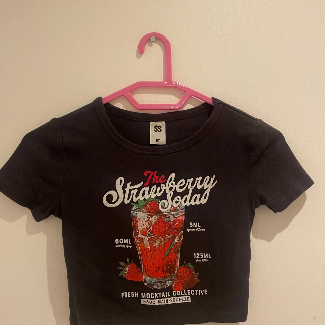 Svart croppad topp med jordgubbstryck