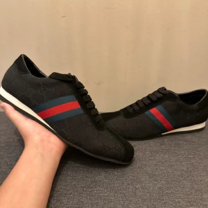 Svarta 𝒢𝒢 skor - Snygga skor för den som vill sticka ut lite.💯🔥