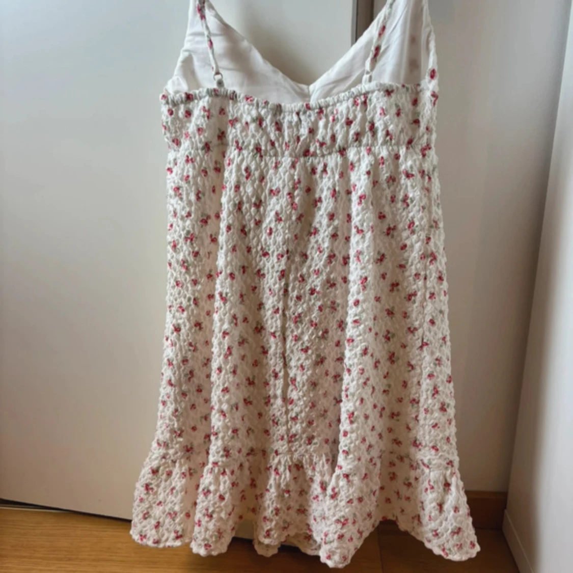 Vit blommig sommarklänning med volang - 1