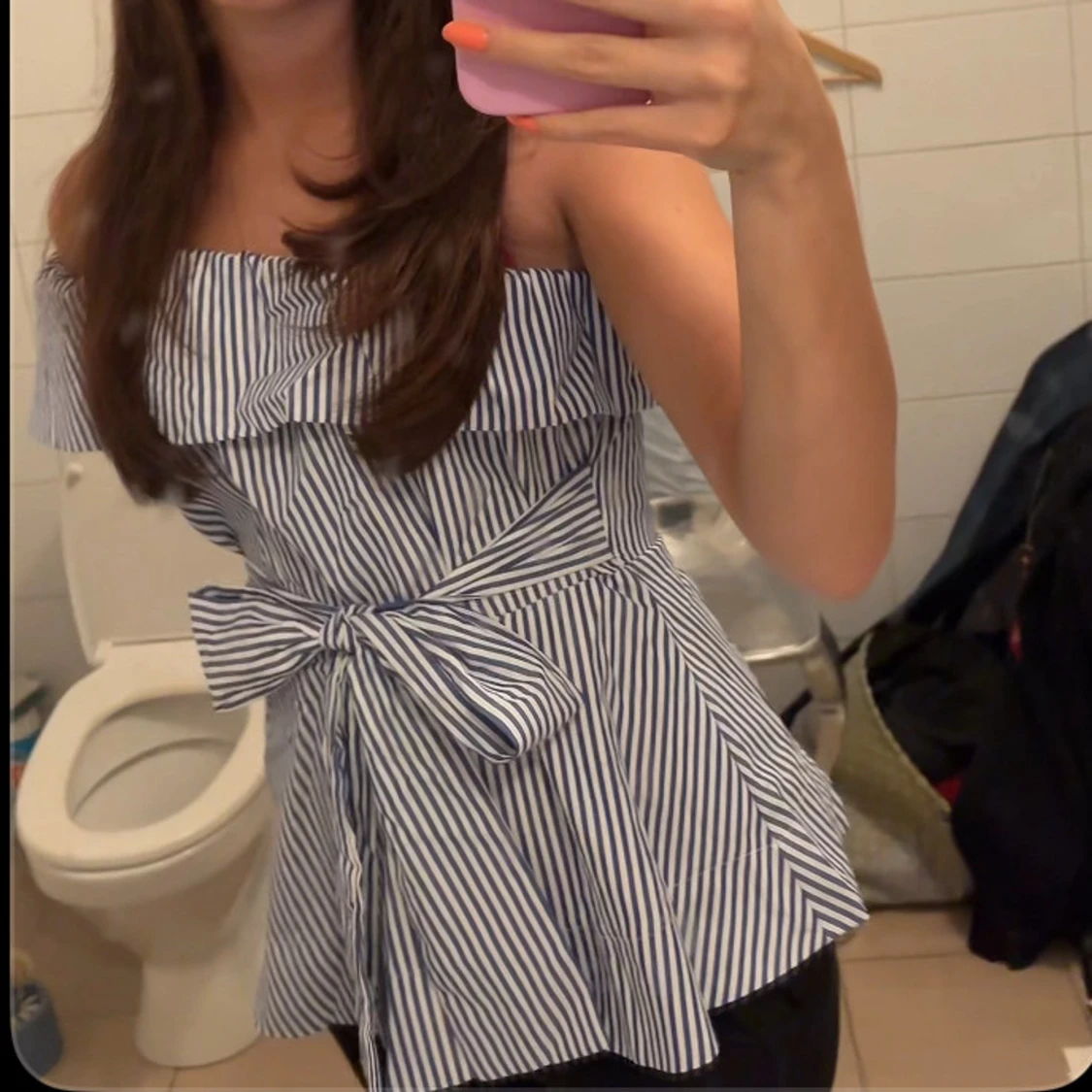 Randig offshoulder blus med rosett - 1