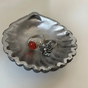 Y2k Silverring - Två par jättesnygga silverringar en med en röd Sten ”kristall” i och en med en älva på. Det går att köpa båda för 80 eller en för 45🙏pris kan diskuteras. 