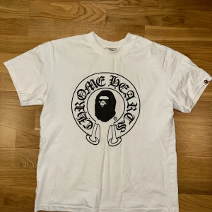Bape x Chrome Hearts T-shirt - Mycket bra skick, lite tryck har försvunnit - kolla bilderna! M men kan passa lite olika från person till person! Skriv vid några frågor!