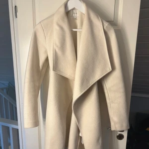 Kappa - Säljer en jättefin kappa från Vila. Använde den hela förra vintern så den är lite nopprig. Storlek M. Kan inte avgöra om den är vit eller beig.