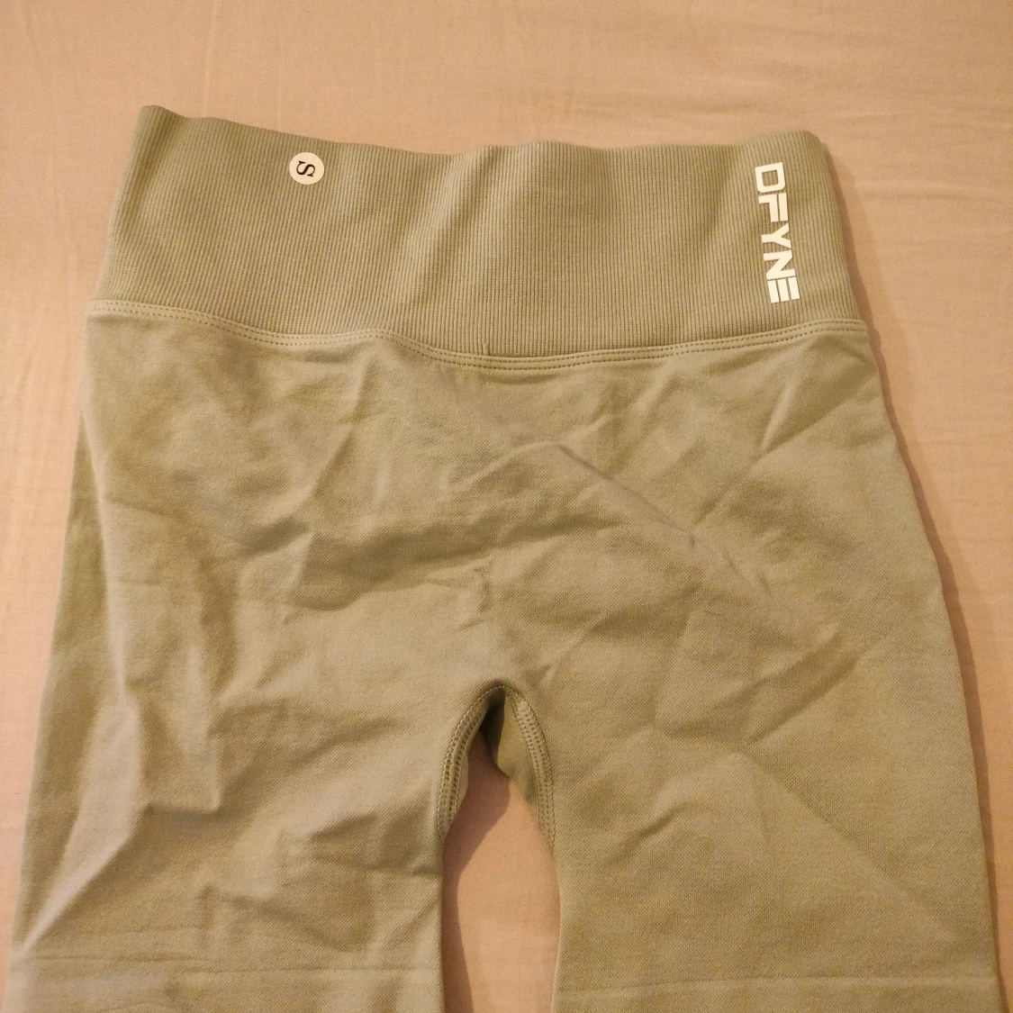 Gröna DFYNE shorts med scrunch - 1