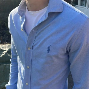 Ljusblå skjorta från Ralph Lauren - Riktigt snygg Ralph Lauren skjorta storlek s slim fit, perfekt till sommaren. Modellen ar 178, passar 173-182 ca. 