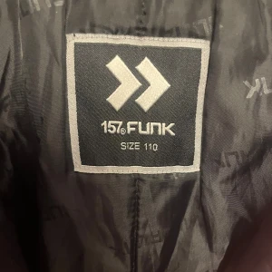 Overall barn 110 - En fin overall från lager 157 dem är hela och fläckarna är målarfärg från barnens förskolor som inte går bort kan användas som extra overall.