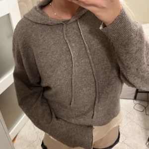 Brun stickad hoodie  - Hoodie från Lindex, inga stora defekter bara tecken på användning. 