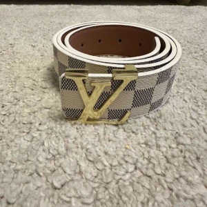 Snyggt vit bälte  - Pris kan diskuteras