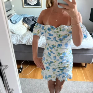 Blommig klänning från zara - Säljer min Såå söta klänning från Zara! Superbra skick!