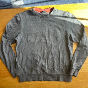 Hugo Boss tjocktröja - Säljer denna tjocktröjan från Hugo Boss då den ej kommer till användning. Den är i hyfsat bra skick endast några små skador på ena ärmen. (Se sista bilden)