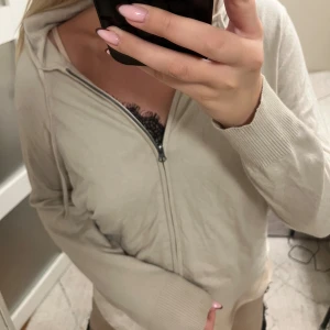 Stickad kofta  - Grå kofta från lager. Knappt använd så inga defekter. 