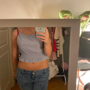 Blårandig croppad linnetopp - Säljer en söt croppad linnetopp med blåvitt randigt mönster och volangkant nertill. Super söt middags eller fest topp💕💕