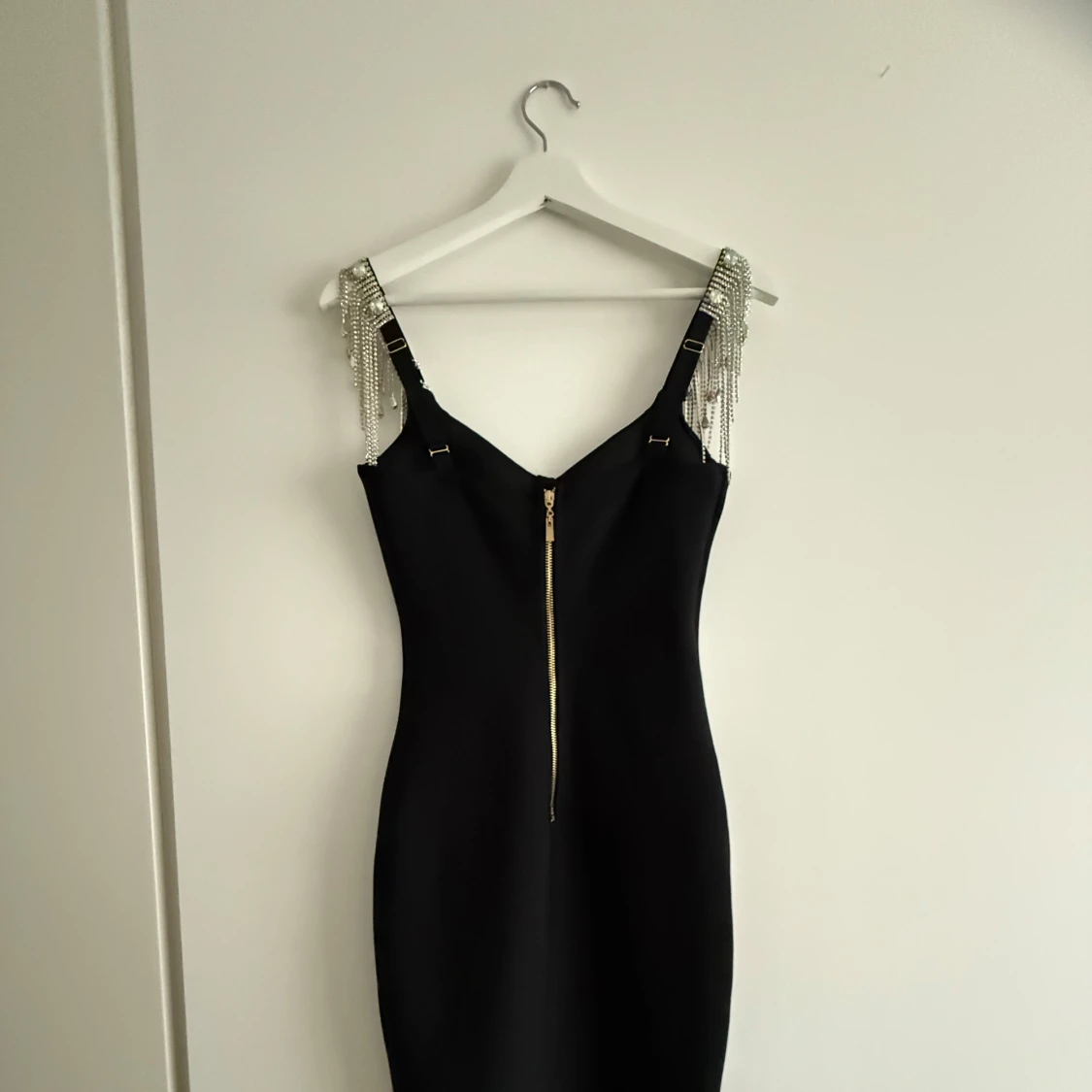 Svart helt ny  klänning med glittriga axelband - 1