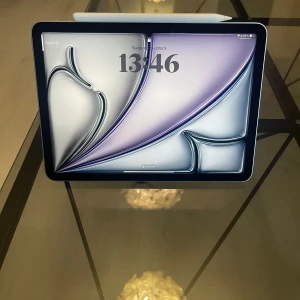 iPad Air M3 (2025) med Apple Pencil Pro - Säljer en iPad Pro 2024 i toppskick med Apple Pencil Pro. Batterihälsa på 98%, endast 53 cykler. Inga synliga repor eller skador, fungerar perfekt. Perfekt för studier, arbete eller kreativt skapande. 