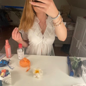 Söt blus från Nelly - Söt vit blus från Nelly, använd ett fåtal gånger! Pris går att diskutera💗