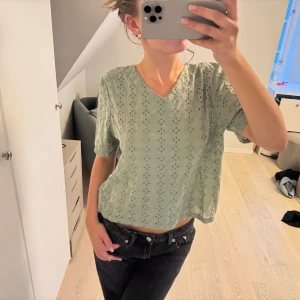 Grön söt topp från network - Jag säljer en grön topp från märket network. Den är ihålig och perfekt till varma sommardagar. Storlek 12 (passar mig som har S i toppar, 168 cm lång) Säljer för att den ej kommer till användning